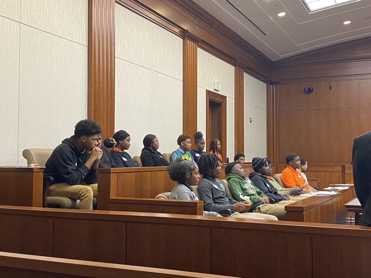 hsytchr's tweet photo. @MobilePublicSch as part of the Big Brother Big Sister program, students from Blount, LeFlore, &amp; Vigor participating in a mock trial 1st Amendment case. Pictured: jurors engaged in pre-deliberations. Eager to hear the case before the court. https://t.co/gy1kHRKFir