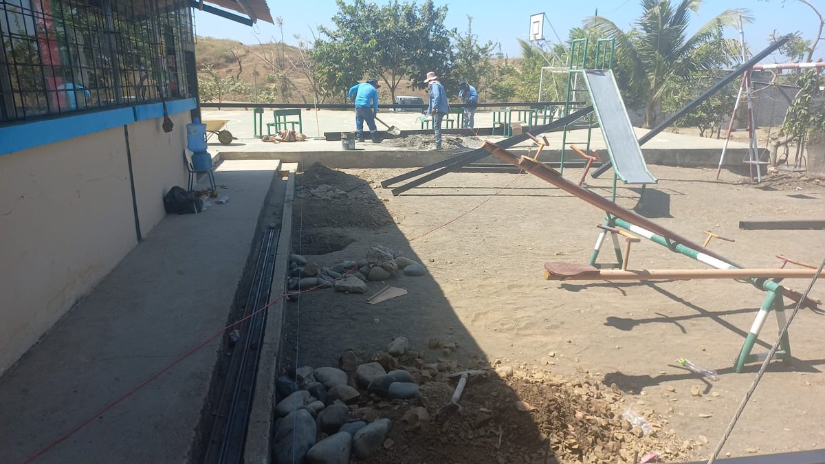 [ZAPOTILLO] Se construye una cubierta sobre los juegos infantiles de la escuela Héctor Manuel Rojas, de la comunidad Miraflores, para beneficio de 34 estudiantes. 

Obra realizada con el aporte de <a href="/EducacionZ7_Ec/">Educación Zona 7</a>, GAD cantonal y padres de familia. 

#TransformaciónEducativaEc