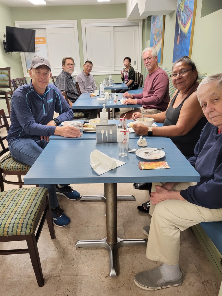 Members of the Retired ICU Nurses of St. Joe's came out to The #MarkPreeceFamilyHouse last night for #Thyme4Dinner. Guests at #MPFH enjoyed an amazing meal and their efforts are always appreciated.
Interested in helping? Then visit markpreecehouse.ca/volunteer to see how you can help.