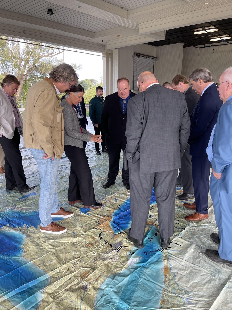 CanGeo's tweet image. Afterwards, Canadian Geographic's @rivermeredith discussed the concept of #Biinaagami, and our shared responsibility to the Great Lakes, with Chief Donald Maracle, conservationists, mayors and officials. Here's a shot of them on our Biinaagami Great Lakes giant floor map!