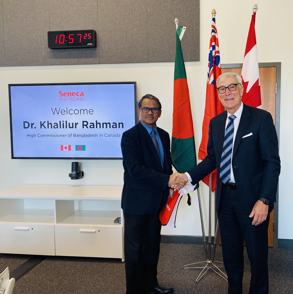 bdootottawa's tweet image. Visited #SenecaPolytechnic today. 

Met its #President and others responsible for #ForeignStudents. 

#Presidnet kindly guided a #Tour of the Campus &amp;amp; briefed about all programmes offered.

Two main issues were discussed:
1.How more &amp;amp; more #Bangladeshi 🇧🇩…