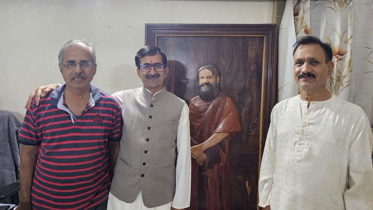 bst_arya's tweet photo. पतंजलि योग समिति हुबली प्रभारी श्री वामन शानबाग और श्री मोहन ब्रहम्मक्कनवर आज हुबली पतंजलि राज्य कार्यालय पधारे, आगामी 3 दिवसीय योग शिविर की त्यारियों पर बातचीत हुई । @Akash_bst @Anand_arya246 @UshaBhagat29901 @JivangiS @JeevanSukhi @Basant_Khedia @CS__Patel @mpys06 @mpys06 https://t.co/KOCCXZLRkU