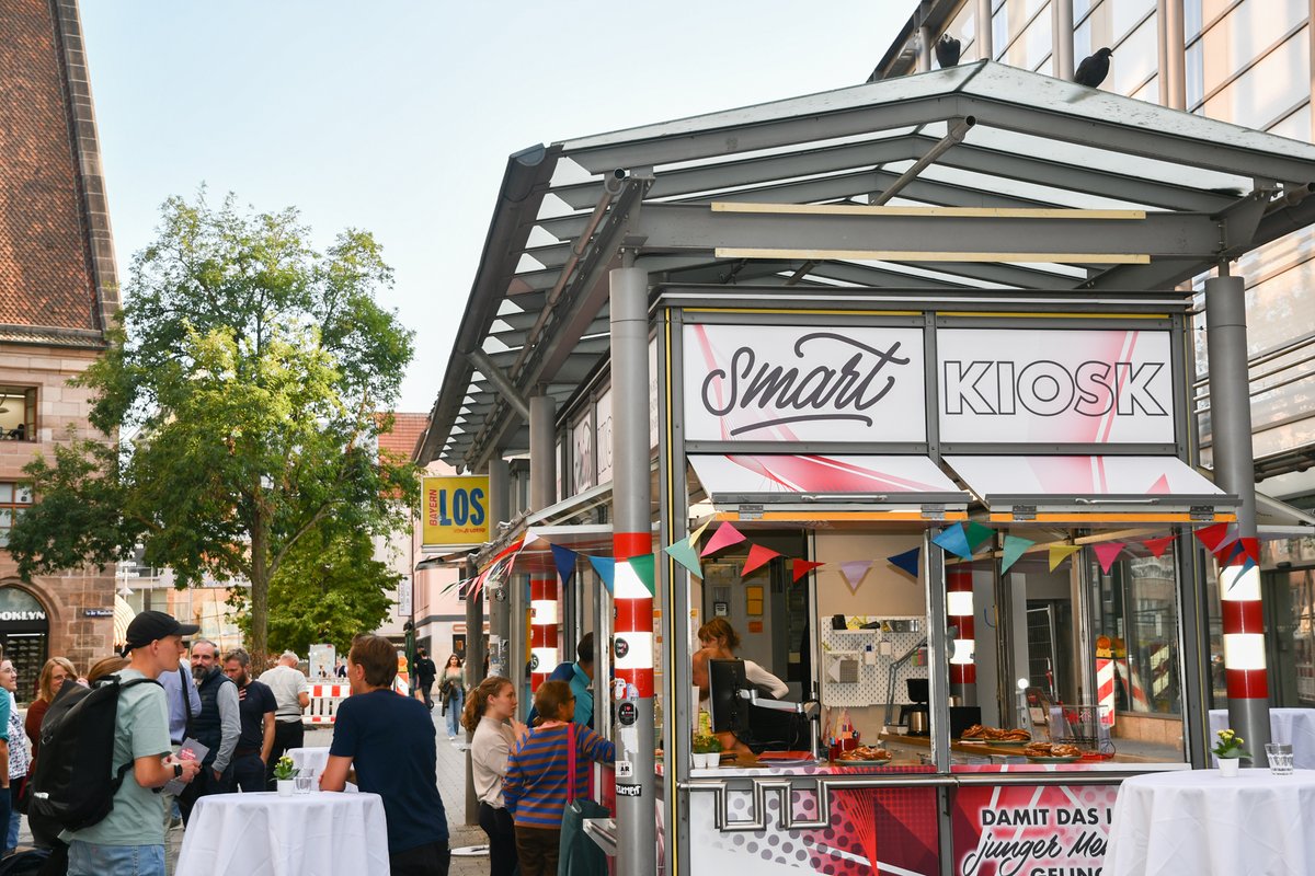 Seit Kurzem steht ein Smart Kiosk in der Nürnberger Innenstadt: Er wurde gemeinsam vom Don Bosco Jugendwerk Nürnberg und der #Ohm entwickelt und bietet obdachlosen jungen Menschen digitale Teilhabe, indem er unter anderem kostenfreies WLAN ermöglicht. ➕ scom.ly/SmartKiosk