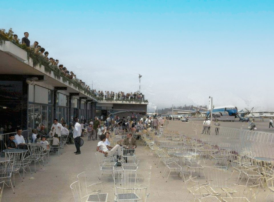 Terrassa de l'Aeroport del Prat als anys 60, quan anar a veure avions era una gran atracció dels caps de setmana per a molts catalans.