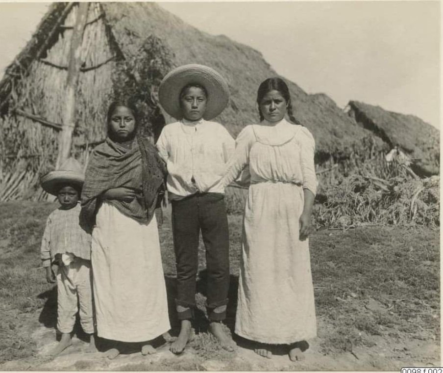 Familia de Xochimilco.
1906.
Cuando en México los Zapatos eran para unos cuantos, era un lujo.

#MéxicoTierraSagrada