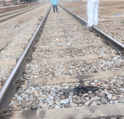 As part of #SwachhtaPakhwara , shramdaan and intensive cleaning of tracks was carried out at Chitradurga railway station.
#SHS2023 #SpecialCampaign3.0
@DARPG_GoI
@PIBBengaluru
@SwachhBharatGov