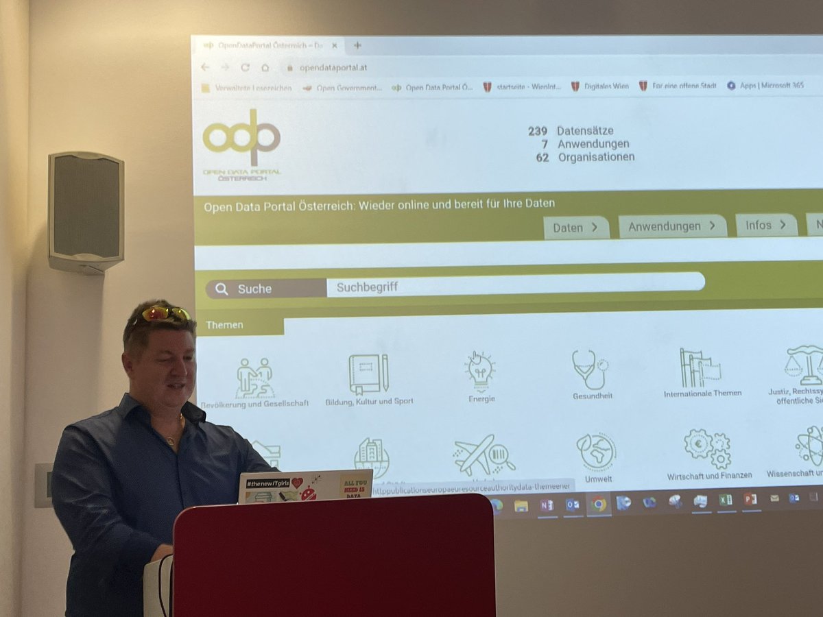 Beim #OpenData MeetUp Wien &amp; Wein Neuigkeiten über <a href="/datagvat/">data.gv.at</a> mit der #API für Schemafiles für Datensätze, Visualisierungen mit dem #ViennaViz Beispiel <a href="/Statistik_Wien/">Landesstatistik Wien</a>, einer netten Anwendung 3D Haltestelle und <a href="/odp_AT/">Open Data Portal AT</a> - es steht wieder zur Verfügung ❣️❣️❣️von <a href="/reicmi/">Michael Reichart</a> <a href="/brz_gmbh/">Bundesrechenzentrum</a>
