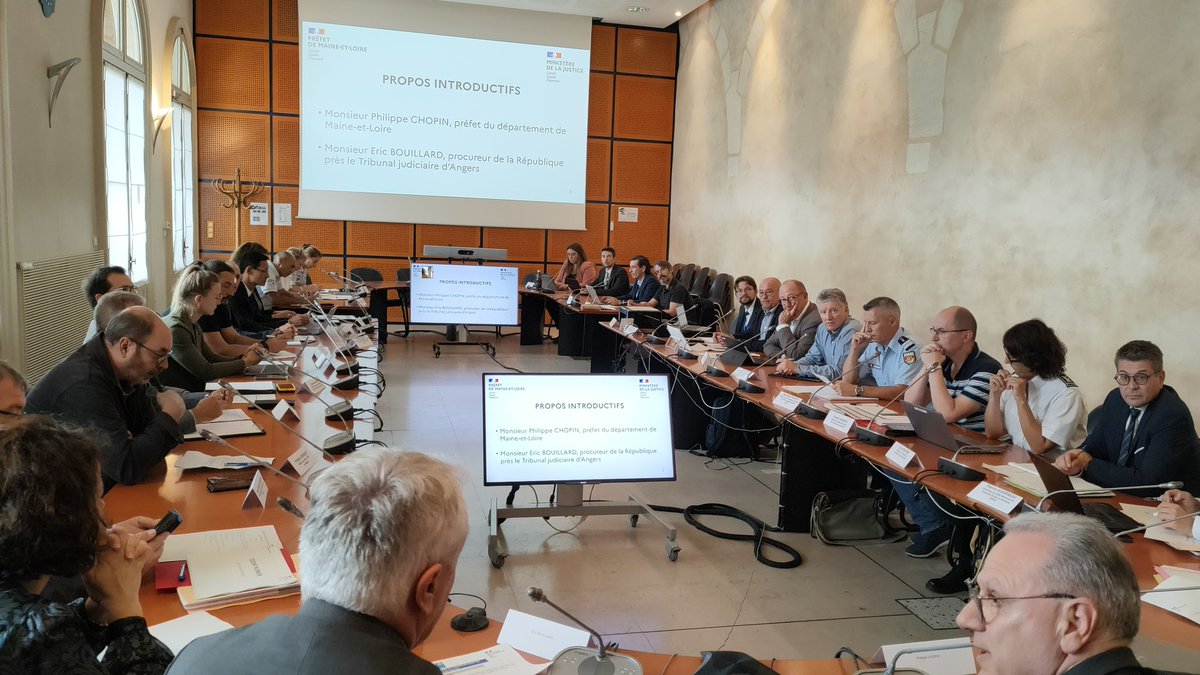 💶 Lutte contre la #fraude
Philippe CHOPIN <a href="/Prefet49/">Préfet de Maine-et-Loire 🇫🇷🇪🇺</a>
et Éric BOUILLARD, Procureur de la République d'Angers ont dressé le bilan des contrôles CODAF et fixé les priorités pour les mois à venir. En 2022, 39 contrôles conjoints et 112 établissements contrôlés de façon coordonnée.