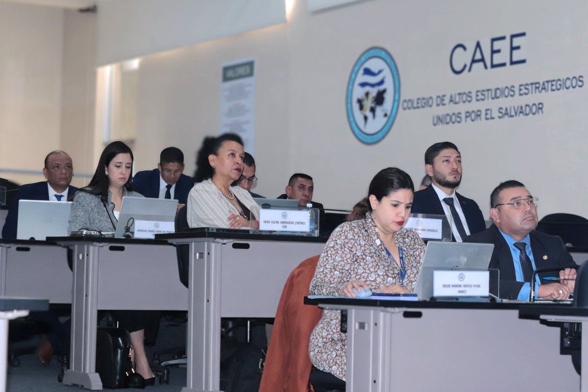 En un acto académico y de compromiso con la información, el <a href="/ProcuradorGral/">René Escobar</a>, René Escobar, impartió una cátedra en el <a href="/Caeelsalvador/">Colegio de Altos Estudios Estratégicos</a>, sobre las funciones y competencias de la Institución que dirige desde mayo de 2022.