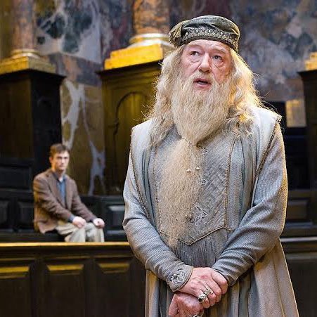 Morreu hoje aos 82 anos o ator Michael Gambon que interpretou nosso amado Alvo Dumbledore nos filmes de Harry Potter, a partir do 3º filme. Seu legado sempre será lembrando por nós fãs de Harry Potter 🖤

“Para uma mente bem estruturada, a morte é apenas uma aventura seguinte”