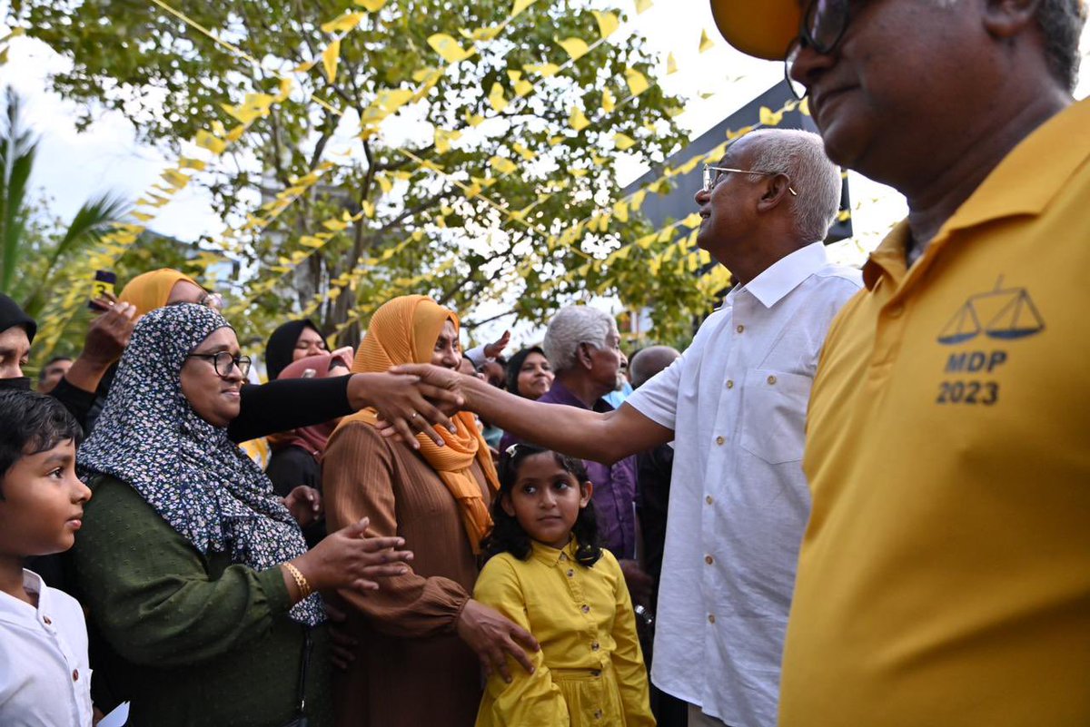 mrsays_'s tweet photo. ގުޅިފައިވާ  ޕާރޓީގެ  ރިޔާސީ  ކެންޑިޑޭޓް  ރައީސް @ibusolih ބައިވެެރިވެވަޑައިގެންނެވި  ހުޅުމާލެ  ކެމްޕެއިން އިވެންޓްގެ ތެރެއިން

#KuriahKuriah 
#IbuAslam2023 
#UfaaveriAmaanRaajje https://t.co/oczgk9mZwG