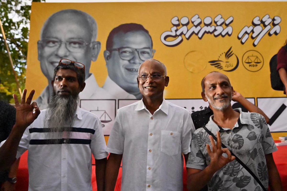 mrsays_'s tweet photo. ގުޅިފައިވާ  ޕާރޓީގެ  ރިޔާސީ  ކެންޑިޑޭޓް  ރައީސް @ibusolih ބައިވެެރިވެވަޑައިގެންނެވި  ހުޅުމާލެ  ކެމްޕެއިން އިވެންޓްގެ ތެރެއިން

#KuriahKuriah 
#IbuAslam2023 
#UfaaveriAmaanRaajje https://t.co/oczgk9mZwG