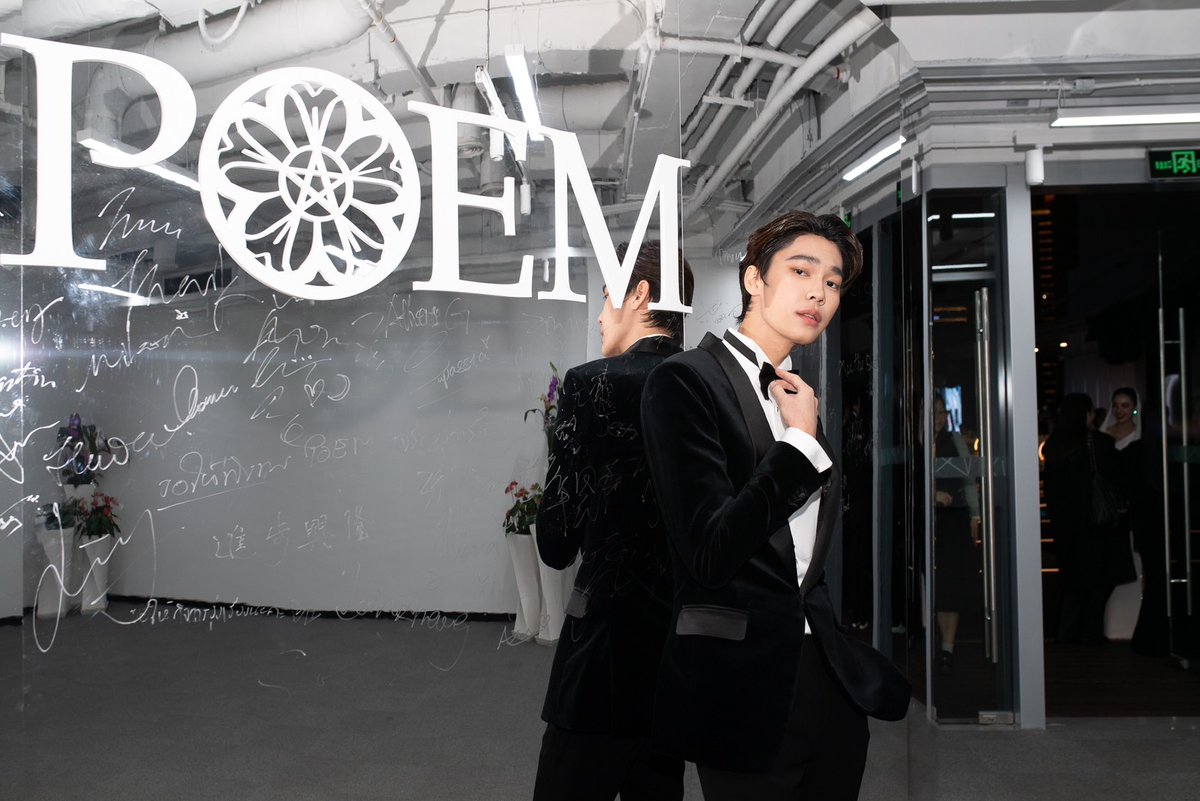 GMMTV's tweet photo. นำภาพ "ดิว-จิรวรรตน์' เข้าร่วมงาน POEM Autumn winter 2023 Fashion show in Shanghai พร้อมเดินแบบเปิดตัว POEM คอลเลกชันใหม่ มาฝากแฟน ๆ ค่ะ ✨

#POEMOrientalEthereal
#POEMaw2023
#GMMTV https://t.co/DtgSMfp36a