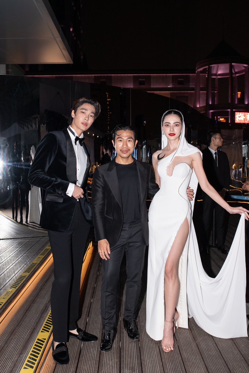 GMMTV's tweet photo. นำภาพ "ดิว-จิรวรรตน์' เข้าร่วมงาน POEM Autumn winter 2023 Fashion show in Shanghai พร้อมเดินแบบเปิดตัว POEM คอลเลกชันใหม่ มาฝากแฟน ๆ ค่ะ ✨

#POEMOrientalEthereal
#POEMaw2023
#GMMTV https://t.co/DtgSMfp36a