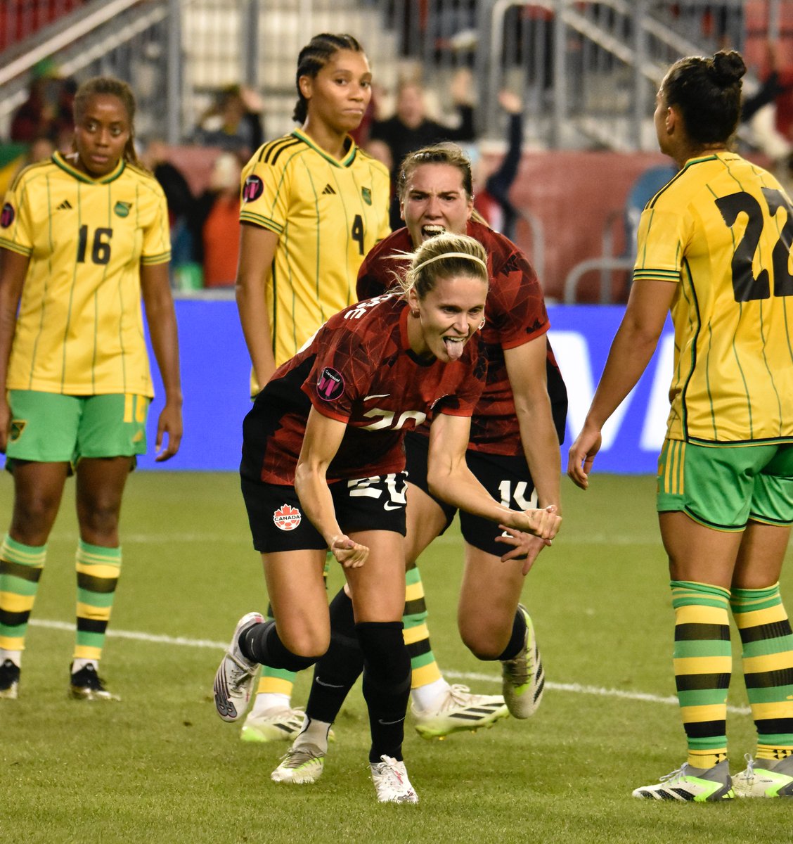 lescovershots's tweet photo. @cloe_lacasse  Nice Goal!! (Courtesy Covershots Inc.) https://t.co/6AmWQpBIX8