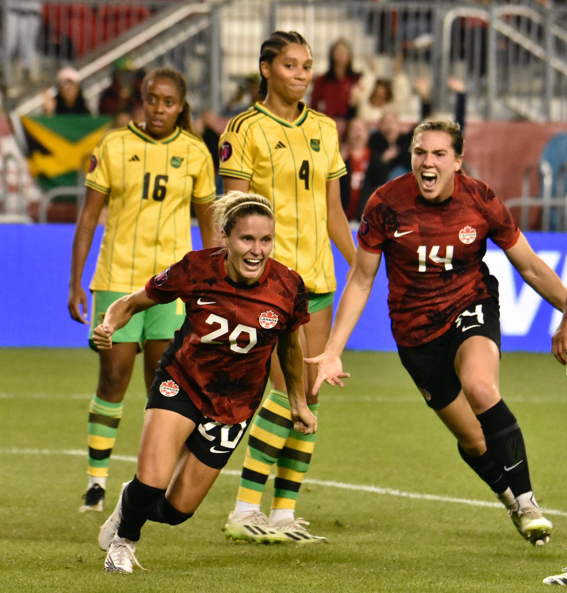 lescovershots's tweet photo. @cloe_lacasse  Nice Goal!! (Courtesy Covershots Inc.) https://t.co/6AmWQpBIX8