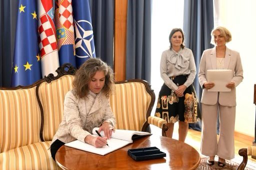 Honoured and delighted to have presented my credentials from HM King Carl XVI Gustaf to HE President Zoran Milanović <a href="/Ured_PRH/">Ured predsjednika RH</a>. Now I am officially 🇸🇪 Ambassador to 🇭🇷. Let the work begin team <a href="/SwedeninHR/">Sweden in Croatia</a> 

Photo cred: President’s office