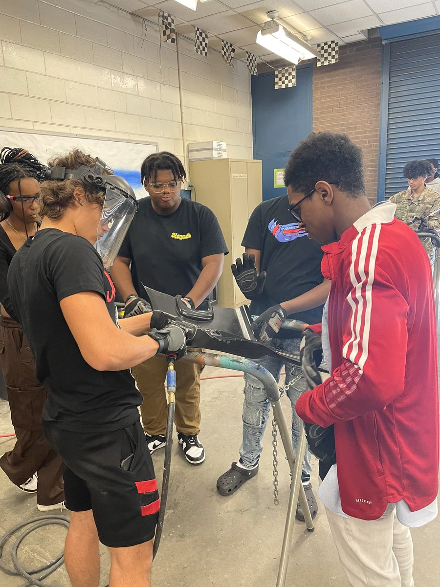 WestoverCollis1's tweet photo. Beginning Collision students are using 2” grinders to clean the sharp edges of the cuts they have made using the cutoff tool/wheel. #LearningNewTools @WestoverHS @cte_ccs @CumberlandCoSch @DrVernonLowery @CCSSuptConnelly https://t.co/192fMPYMHP