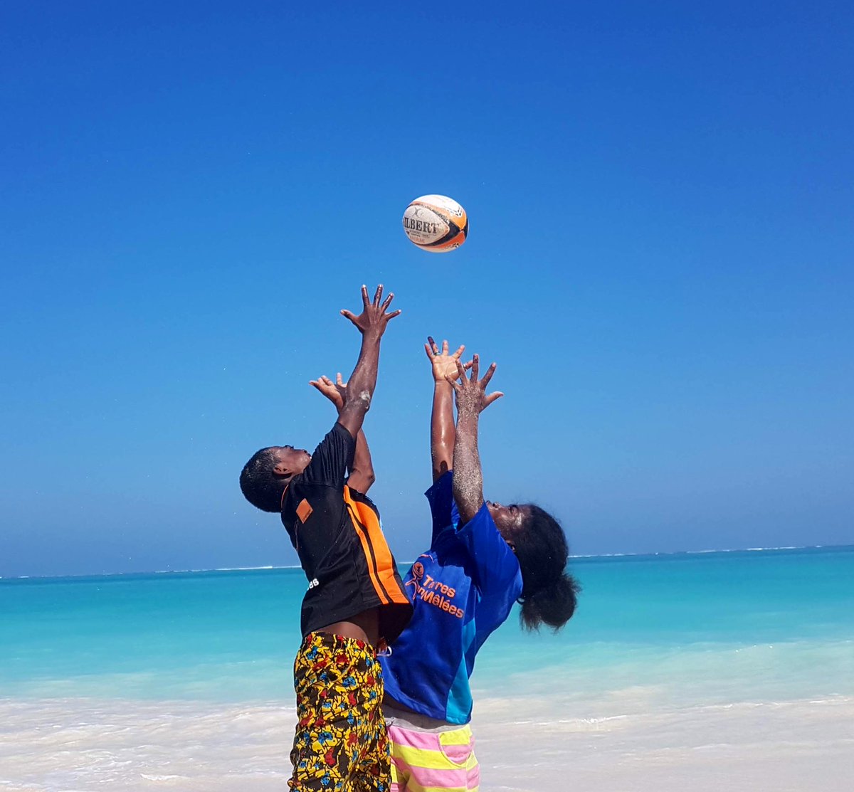 terresenmelees's tweet photo. @LeGuenNicolas1 @ambafrmada @AFD_France Une visite pleine de promesses qui ne demande qu'à être transformée sur les terrains de l'égalité des genres par le rugby 🏉 à #Madagascar avec @AFD_France @YvesGuicquero @LeGuenNicolas1 https://t.co/kXSAxKPWTK