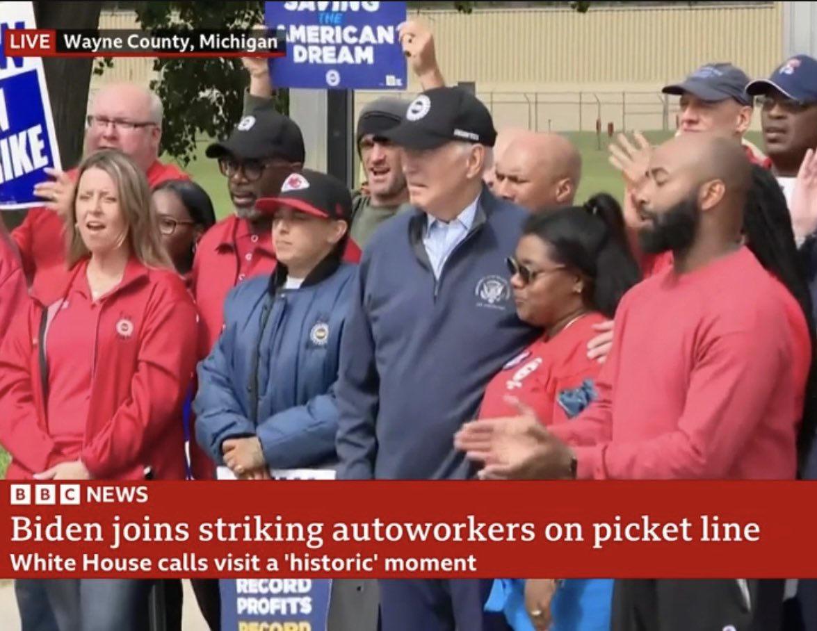 caarentson's tweet photo. You can go on strike and still be a Kansas City Chiefs fan…
check out the hat on the guy standing to the left of the
President @Chiefs #POTUS https://t.co/OvIvWEgiEs