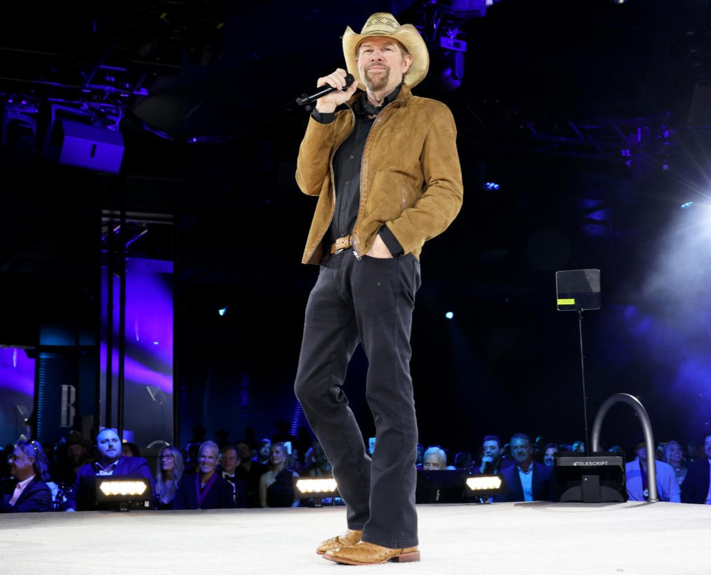 Toby's BACK...and tonight, he's performing on the People's Choice Country Awards! Tune in at 8/7c on @NBC or <a href="/peacock/">Peacock</a>. #PCCAs

📸: Jason Kempin / Getty Images