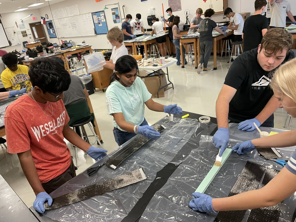 sciencepusher's tweet image. Aerospace Engineering was building and testing composite structures. Utilizing different weaves of fiberglass and carbon fiber, and molding processes, they had to calculate the moment of inertia and with experimental data, calculate Young’s Modulus for their material and process