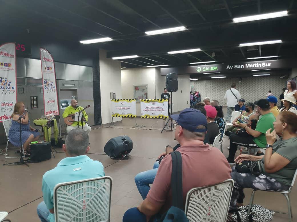 La estación #Artigas cierra este mes el festival #MetroEnDúo con <a href="/ZeneRodriguez/">Zҽɳҽιԃα Rσԃɾíɠυҽȥ 🎼🎶🎹🎤</a> y <a href="/cesar1gomez/">Cesar Enrique Gomez</a> quienes compartieron con los usuarios todo un repertorio de música venezolana.

<a href="/duboulayperozo/">Juan Du Boulay P</a> 

#JuntosLoHacemosMejor