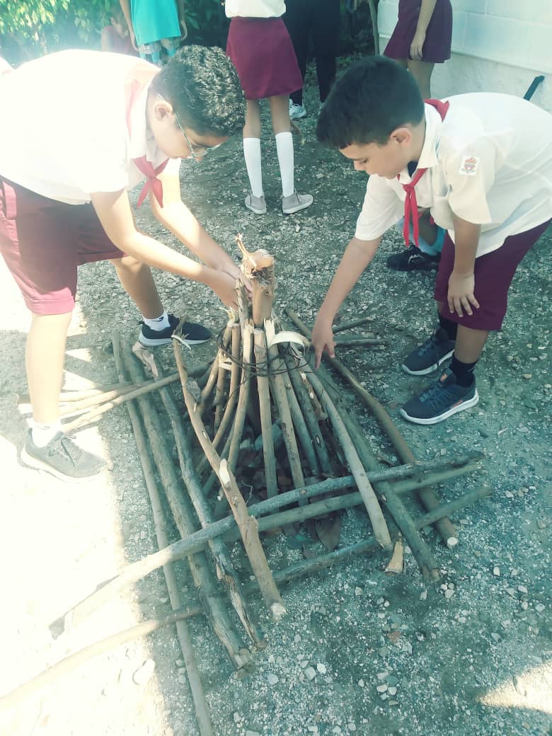 Estudiantes  de 5to y 6to grado de nuestra escuela realizan actividades de exploración y campismo : construcciones rústicas.