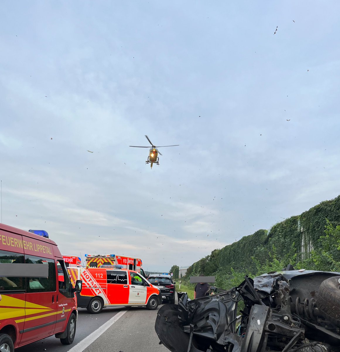 Notfallmedizin gehört zu meinem Alltag, seit über 10 Jahren. Trotzdem war ich kürzlich zum ersten Mal Ersthelfer bei einem schweren Verkehrsunfall. Deshalb ein kurzer Thread von mir zur Ersten Hilfe. 🧵 (1/9)