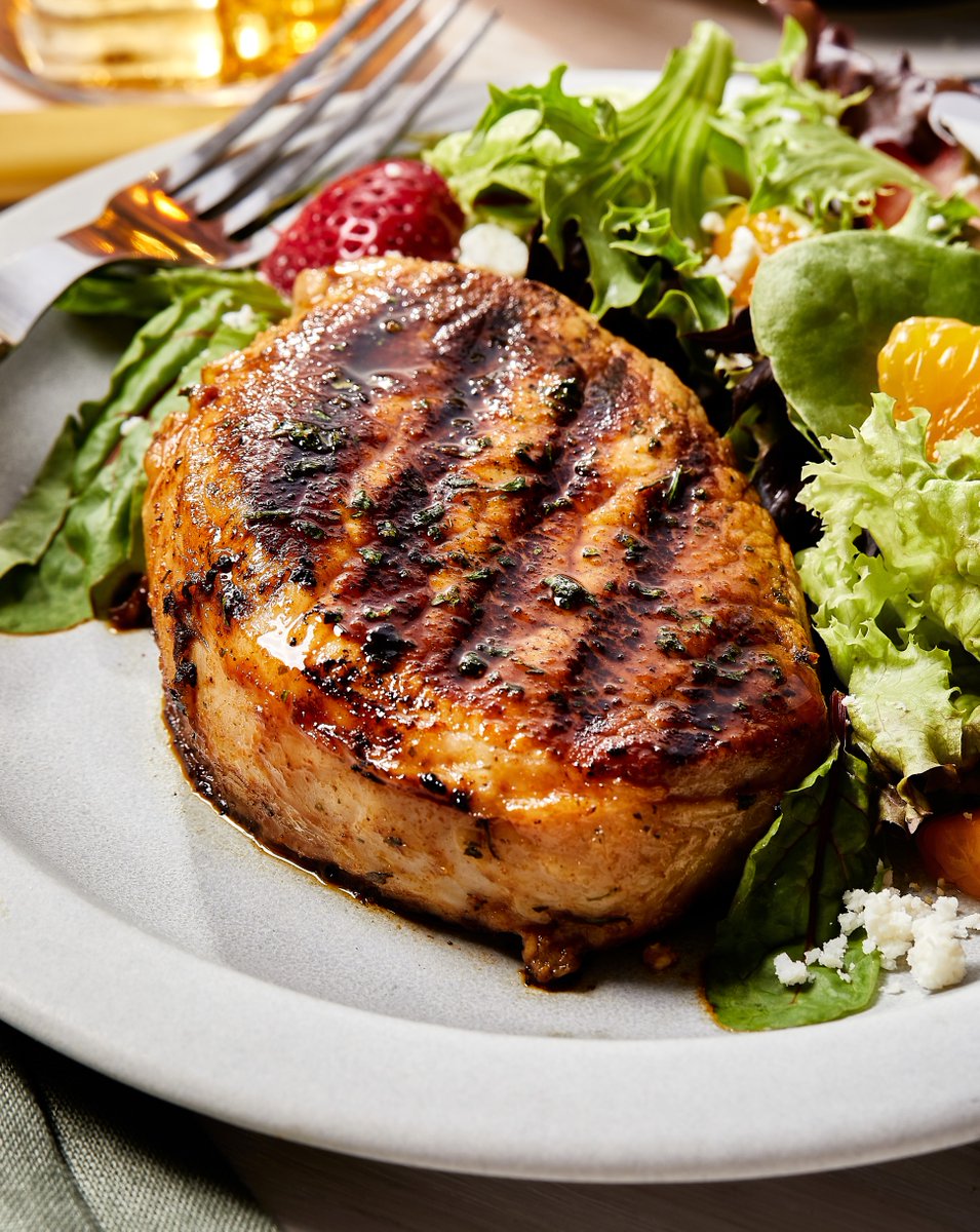 Add a balance of sweet and savory flavor to your pork chops marinade with honey, orange juice, garlic, dried cilantro, and cumin! 🍯🍊 

Get the recipe: ow.ly/o2Me50PQJFR