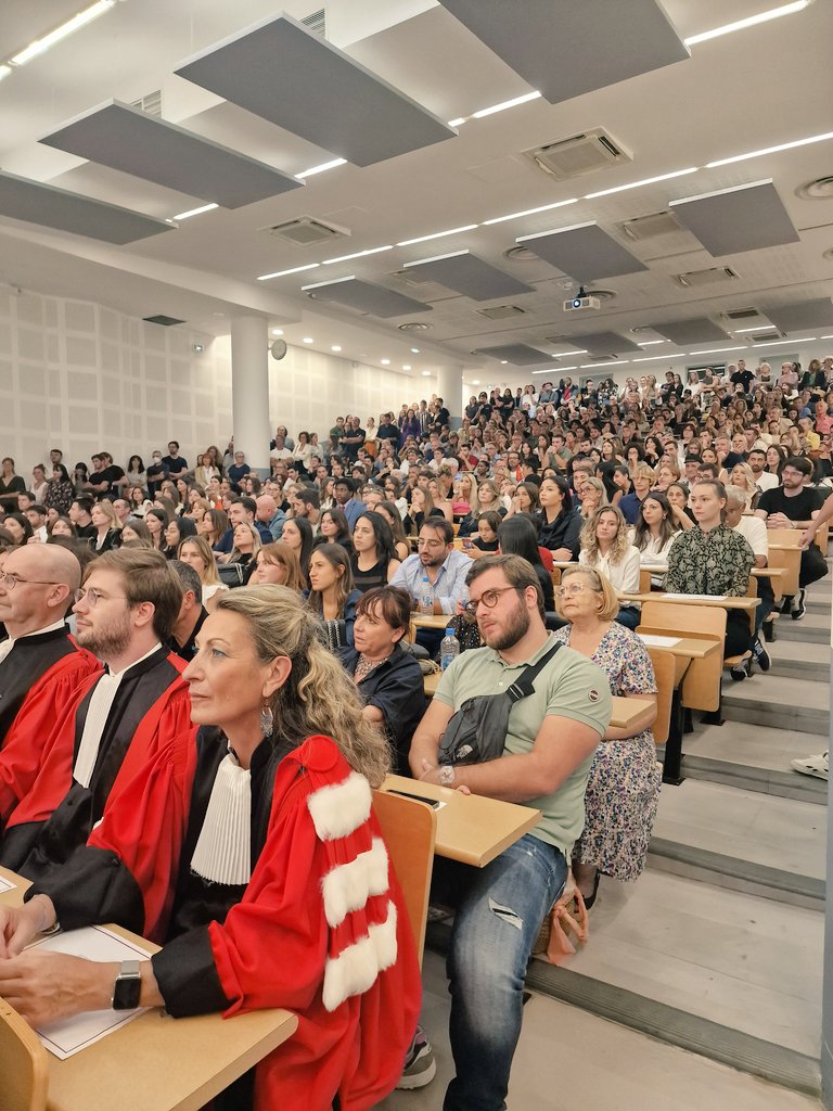 UnivCorse's tweet photo. En ce moment a lieu sur le campus Mariani, la rentrée solennelle de la Faculté de Droit et de Science Politique #univcorse, suivie de la cérémonie des lauréats 2022-2023. La conférence inaugurale sera présentée par François Sureau, avocat et membre de l'Académie Française https://t.co/oFZaK4J3nO