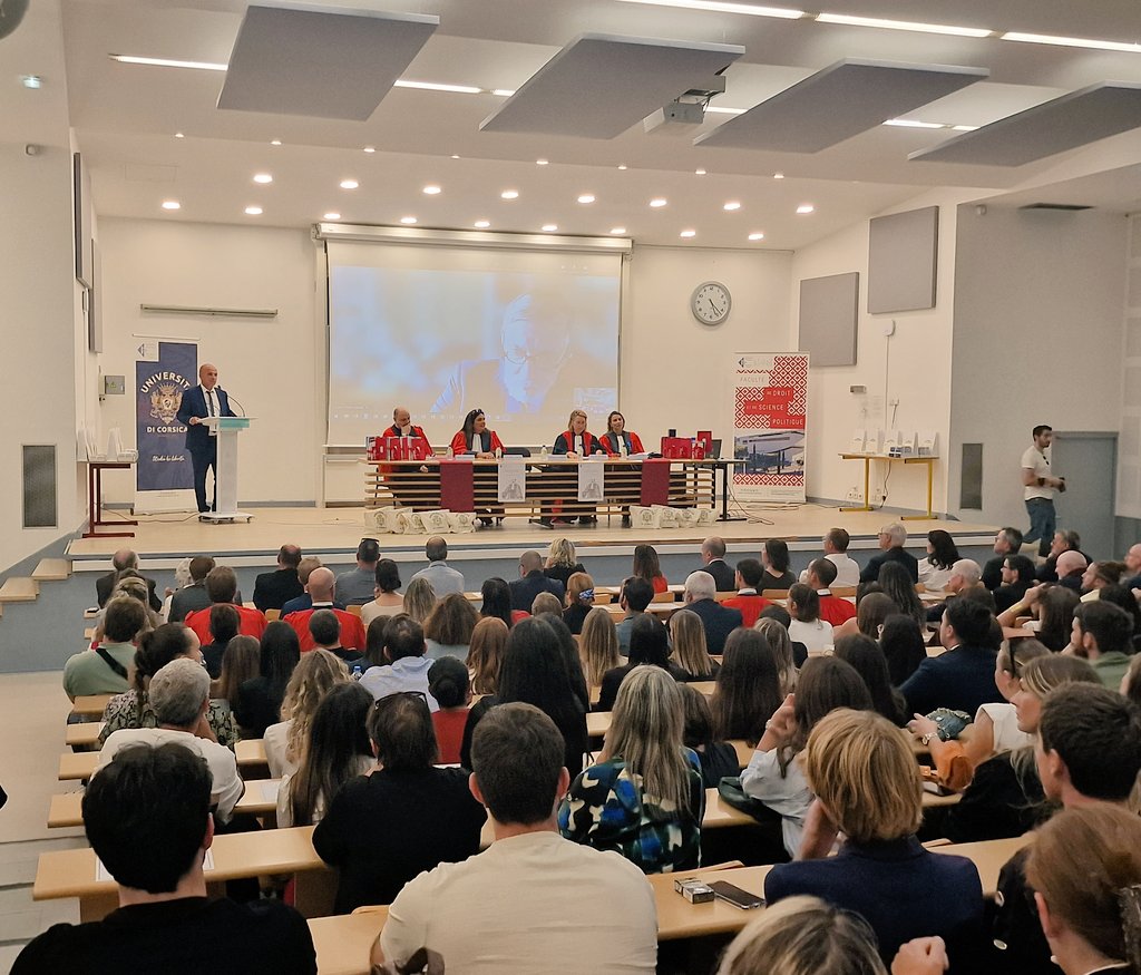 UnivCorse's tweet photo. En ce moment a lieu sur le campus Mariani, la rentrée solennelle de la Faculté de Droit et de Science Politique #univcorse, suivie de la cérémonie des lauréats 2022-2023. La conférence inaugurale sera présentée par François Sureau, avocat et membre de l'Académie Française https://t.co/oFZaK4J3nO