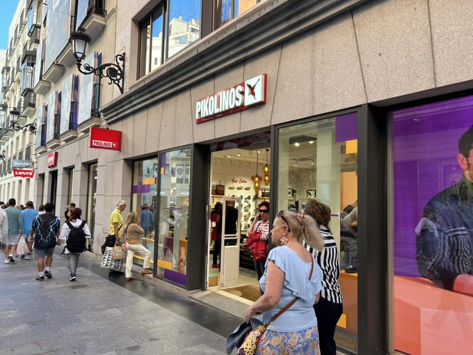 TWenEsp's tweet photo. La industria de la #moda de España tiene reputación internacional, sobre todo los zapatos diseñados en España. Entre las marcas de zapatos destacan: #Camper, que es famosa por sus atrevidos colores y diseños avant-garde, y #Pikolinos, por la perfecta combinación de estilos. https://t.co/eSv8PelUjs