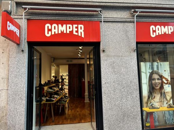 TWenEsp's tweet photo. La industria de la #moda de España tiene reputación internacional, sobre todo los zapatos diseñados en España. Entre las marcas de zapatos destacan: #Camper, que es famosa por sus atrevidos colores y diseños avant-garde, y #Pikolinos, por la perfecta combinación de estilos. https://t.co/eSv8PelUjs
