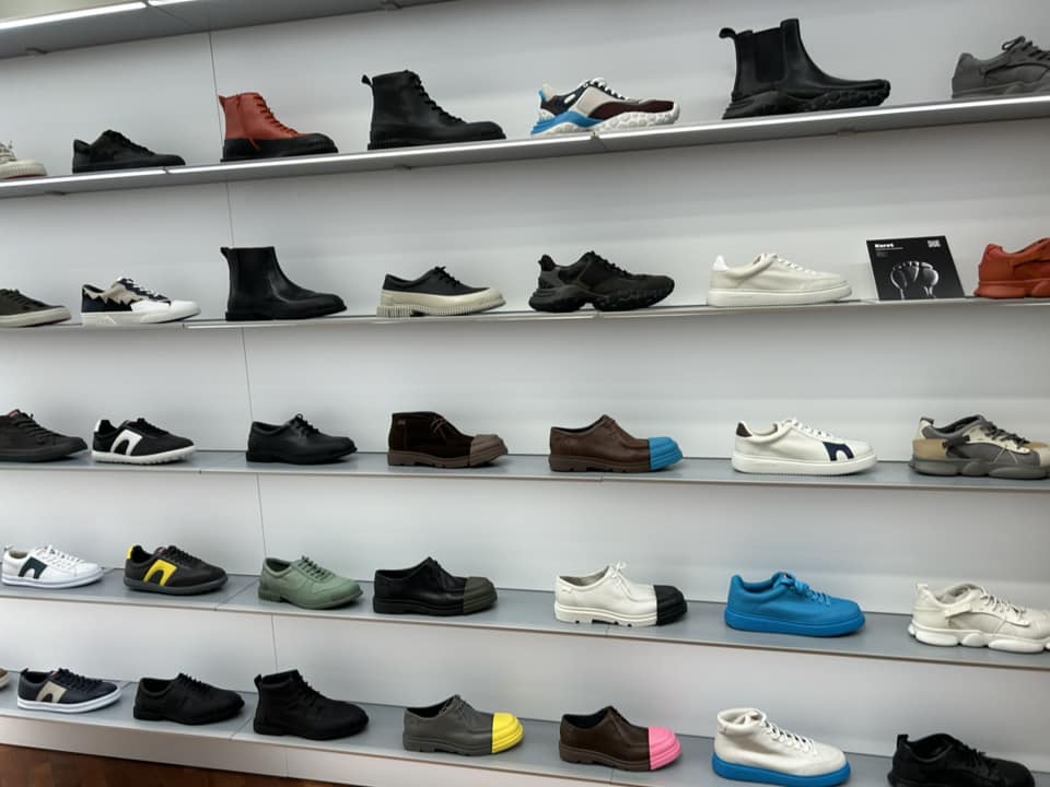 TWenEsp's tweet photo. La industria de la #moda de España tiene reputación internacional, sobre todo los zapatos diseñados en España. Entre las marcas de zapatos destacan: #Camper, que es famosa por sus atrevidos colores y diseños avant-garde, y #Pikolinos, por la perfecta combinación de estilos. https://t.co/eSv8PelUjs