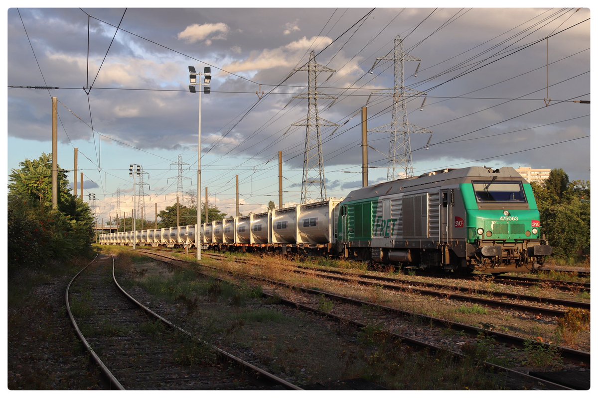 elpitch's tweet photo. Livraison au port de Gennevilliers d’un rame de wagons porte-conteneurs chargés de ciment venant de la cimenterie du @GroupeVicat de Xeuilley en Meurthe-et-Moselle. #FretSNCF @Fret4F https://t.co/PpTpWO1Lra