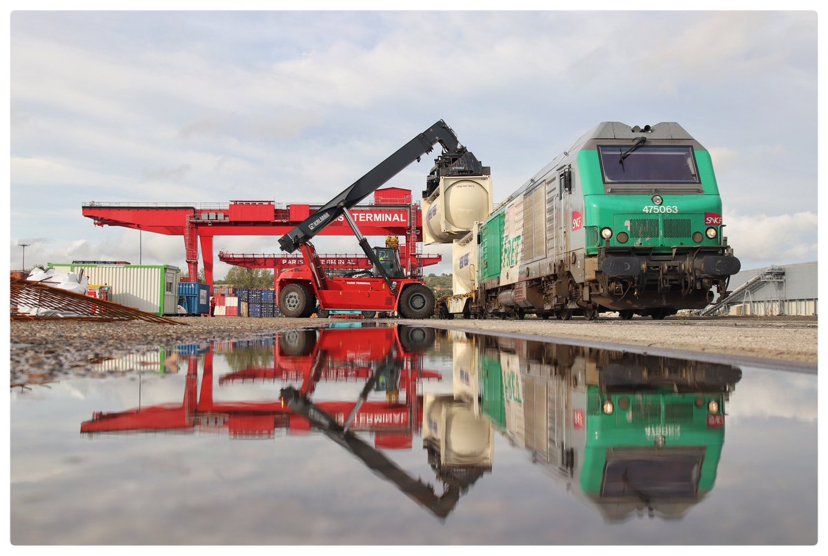 elpitch's tweet photo. Livraison au port de Gennevilliers d’un rame de wagons porte-conteneurs chargés de ciment venant de la cimenterie du @GroupeVicat de Xeuilley en Meurthe-et-Moselle. #FretSNCF @Fret4F https://t.co/PpTpWO1Lra