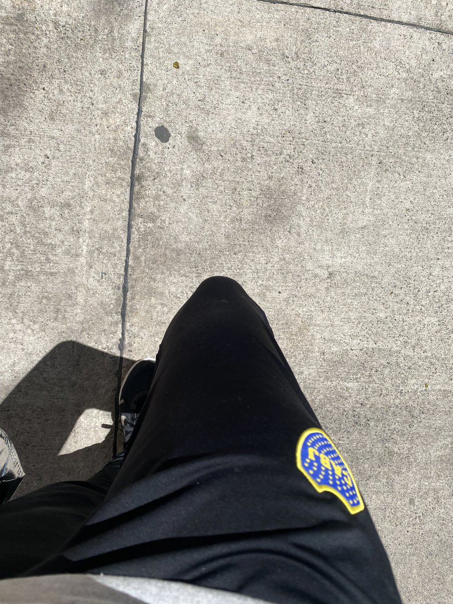 Hoy vestida de gala desde temprano! 
 NO MOLESTAR, JUEGA BOCA! 💙💛