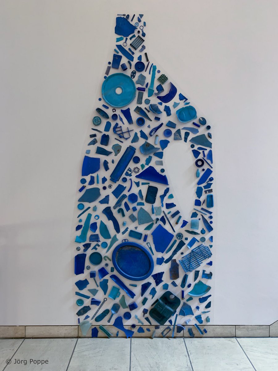 lichtaufnahmen's tweet photo. "Blaue Flasche", 1982, Tony Cragg. Kunststoffteile. Farbtemperatur korrigiert. #tonycragg #cragg #blaueflasche #kunsttoffteile #puzzle img_2495 https://t.co/b7tPyVruNw