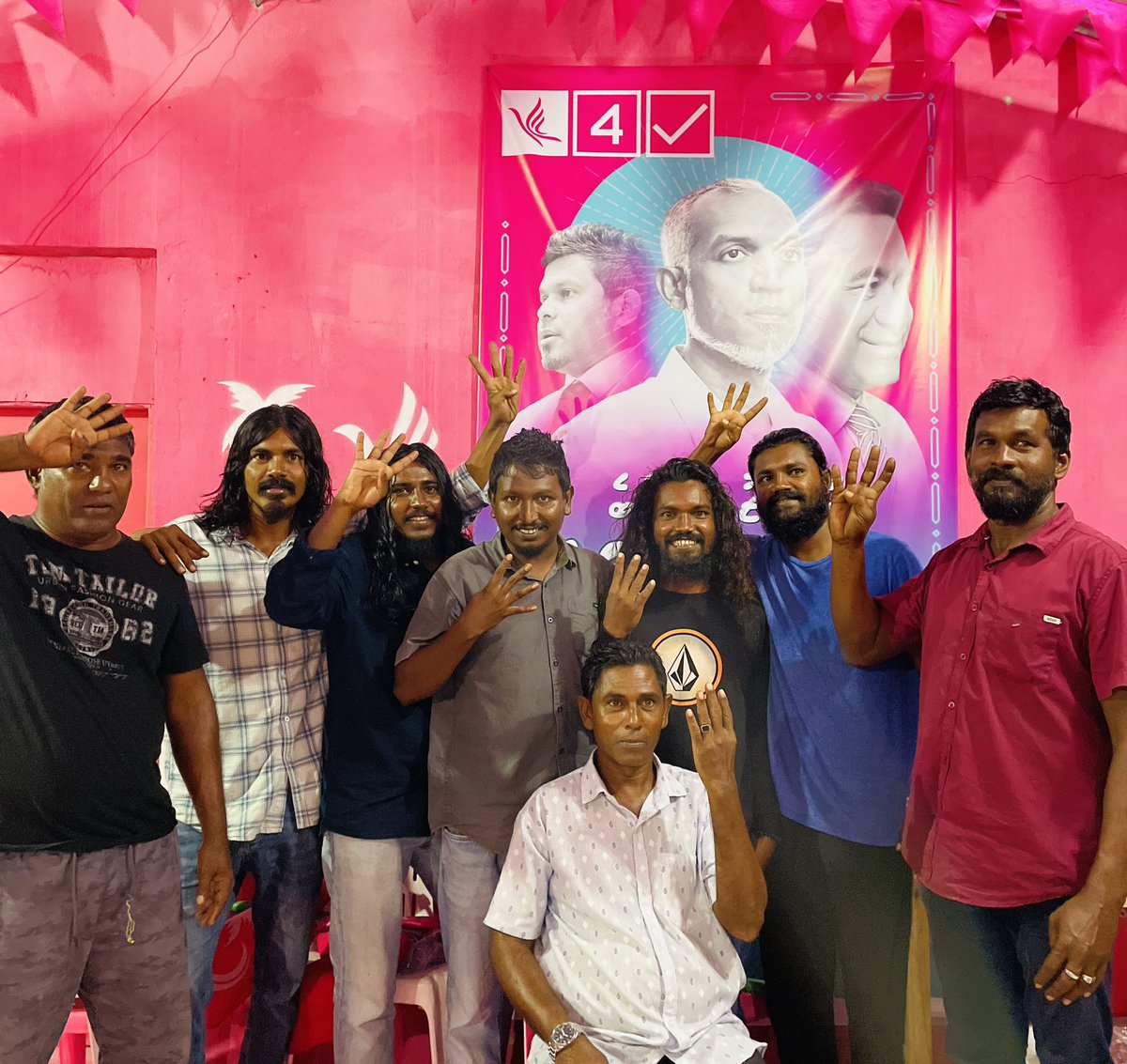 saante__'s tweet photo. ގާދިއްފުށީ ކުރީގެ އެމްޑީޕީ ކައުންސިލަރ އަދި އެ ޕާރޓީއަށް ގިނަ ގުނަ މަސައްކަތްތަކެއް ކޮށްދެއްވި މެމްބަރުންތަކެއް މިރޭ ޑރ @MMuizzuއަށް ތާއީދުކޮށް އަޅުގަނޑުމެންނާއި ގުޅިއްޖެ 🩷👏🏾
#DrMuizzuSembe2023
#FreePresidentYameen 
@mgmaumoon @ProgressPartyMV https://t.co/jSzoqE3Wrg