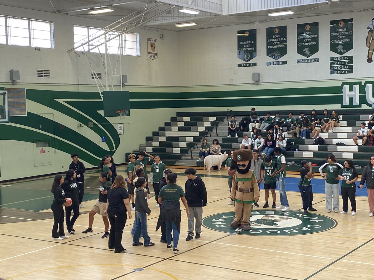cpms_explorers's tweet photo. Thank you, Mr. Ward and @canogaprincipal for welcoming our 8th graders who are excited to bring Canoga Culture to the high school in August. #WorkHardBeKindHaveFun @CanogaparkC @laschoolsnorth https://t.co/ZC8RIs3V0O