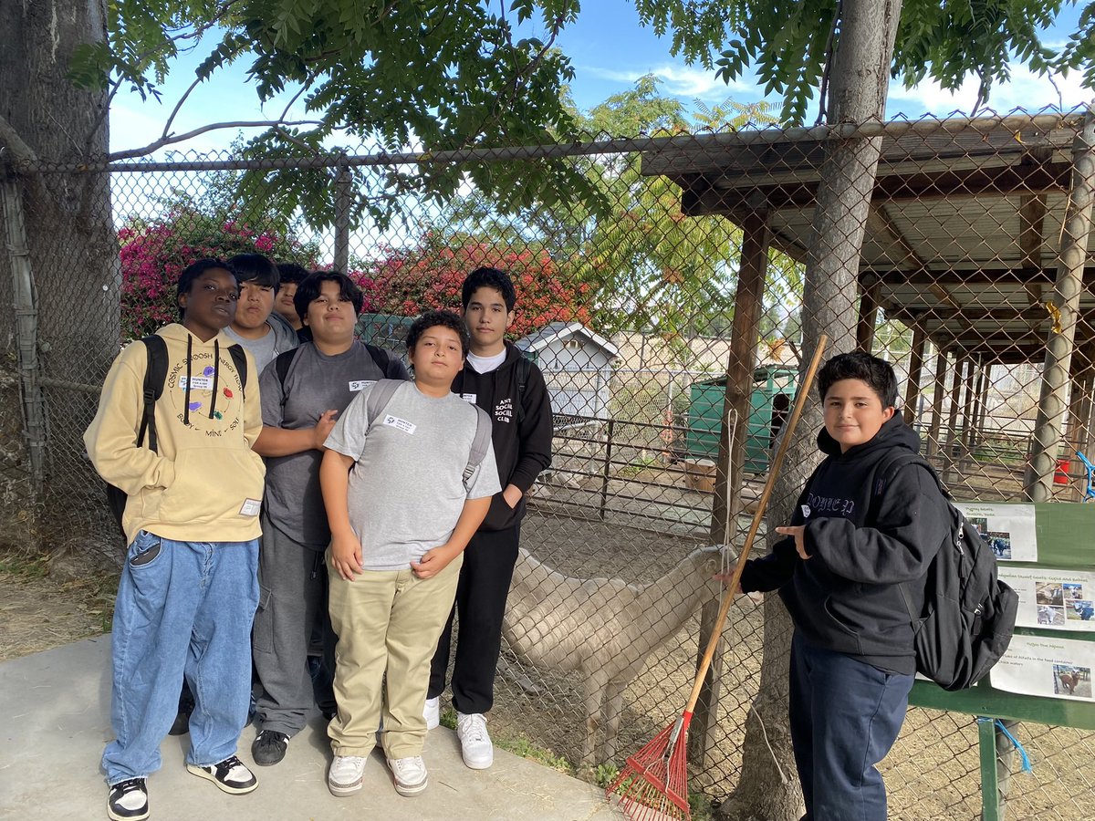 cpms_explorers's tweet photo. Thank you, Mr. Ward and @canogaprincipal for welcoming our 8th graders who are excited to bring Canoga Culture to the high school in August. #WorkHardBeKindHaveFun @CanogaparkC @laschoolsnorth https://t.co/ZC8RIs3V0O