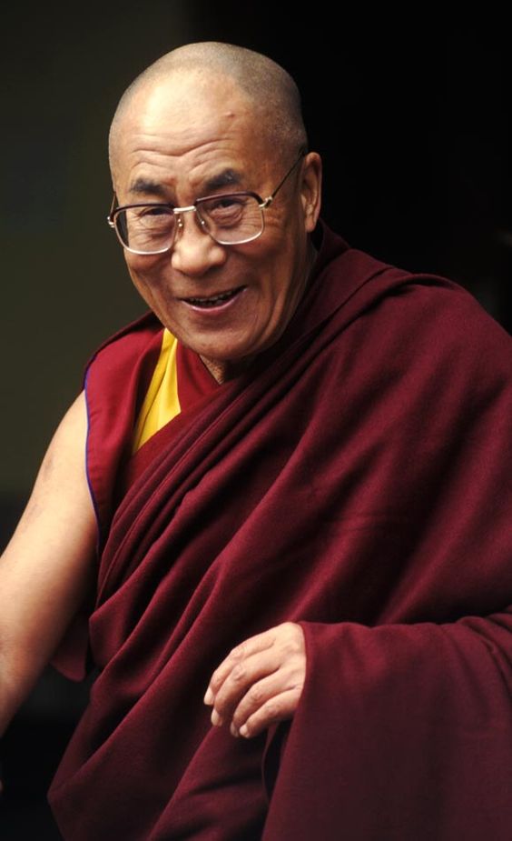 'Nunca confundas mi silencio con ignorancia, mi calma con aceptación, o mi amabilidad con debilidad. La compasión y la tolerancia no son señales de debilidad, sino de fortaleza'. - Dalai Lama