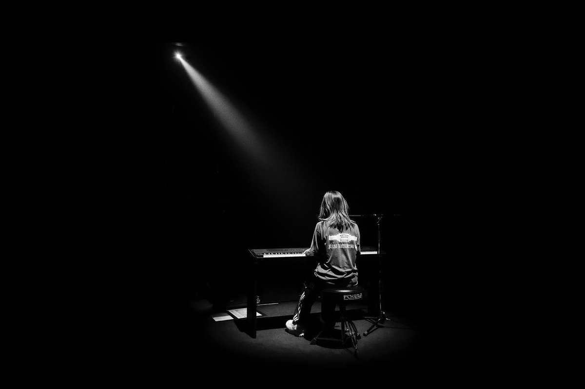 モノクロの写真で格好付けた写真上げてますけど、今日社会の窓全開で