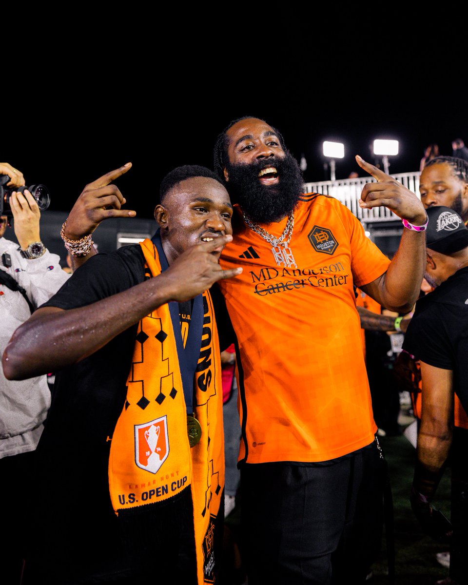 MLSes's tweet photo. Buenos días, Houston. 🏆🦊 https://t.co/v9VuU4g7Tc