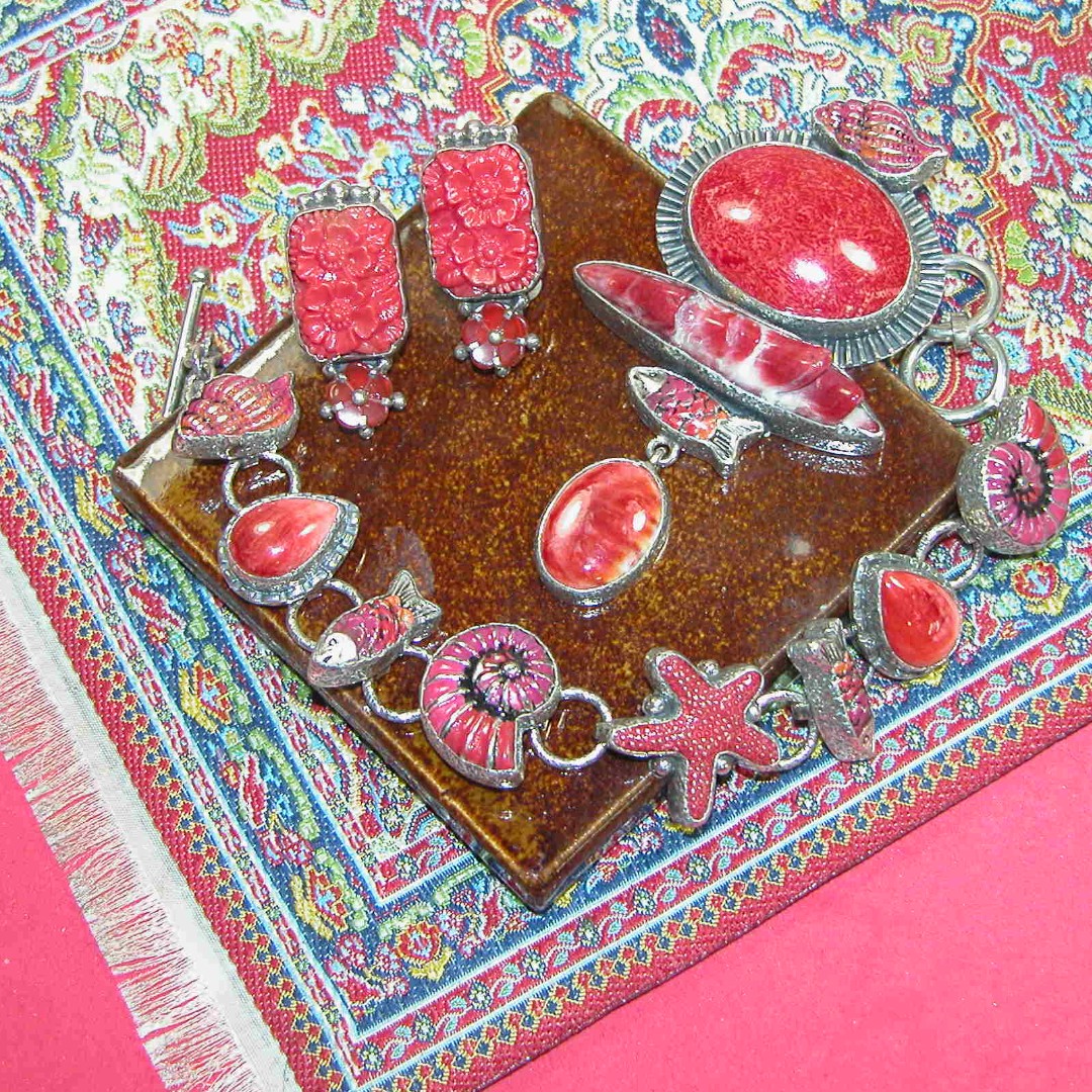 Amykahnrussell's tweet image. Tell us... which accessory do you always grab when leaving the house.. earring? necklace? bracelet? all three? #feelnakedwithoutjewelry  #Accessorizing #JewelryLover #EverydayEssentials #FashionAddict #StyleStatement #AccessorizeMe #JewelryObsessed