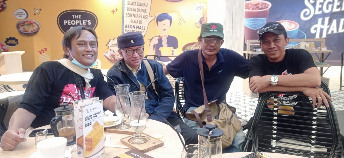 peter_hari's tweet photo. Kami 4 mantan Napol PRD yg tdk mau jatuh dlm pelukan @prabowo , kami tdk ingin seperti @budimandjatmiko  colek
@ulinyusron @__AnakKolong @WagimanDeep212_ @ekokuntadhi1 @ganjarpranowo @PDI_Perjuangan @GunRomli @buysyah @iyanKomrad @ezkisuyanto @bonnietriyana @bustanuLis https://t.co/3kHw0GSSIk