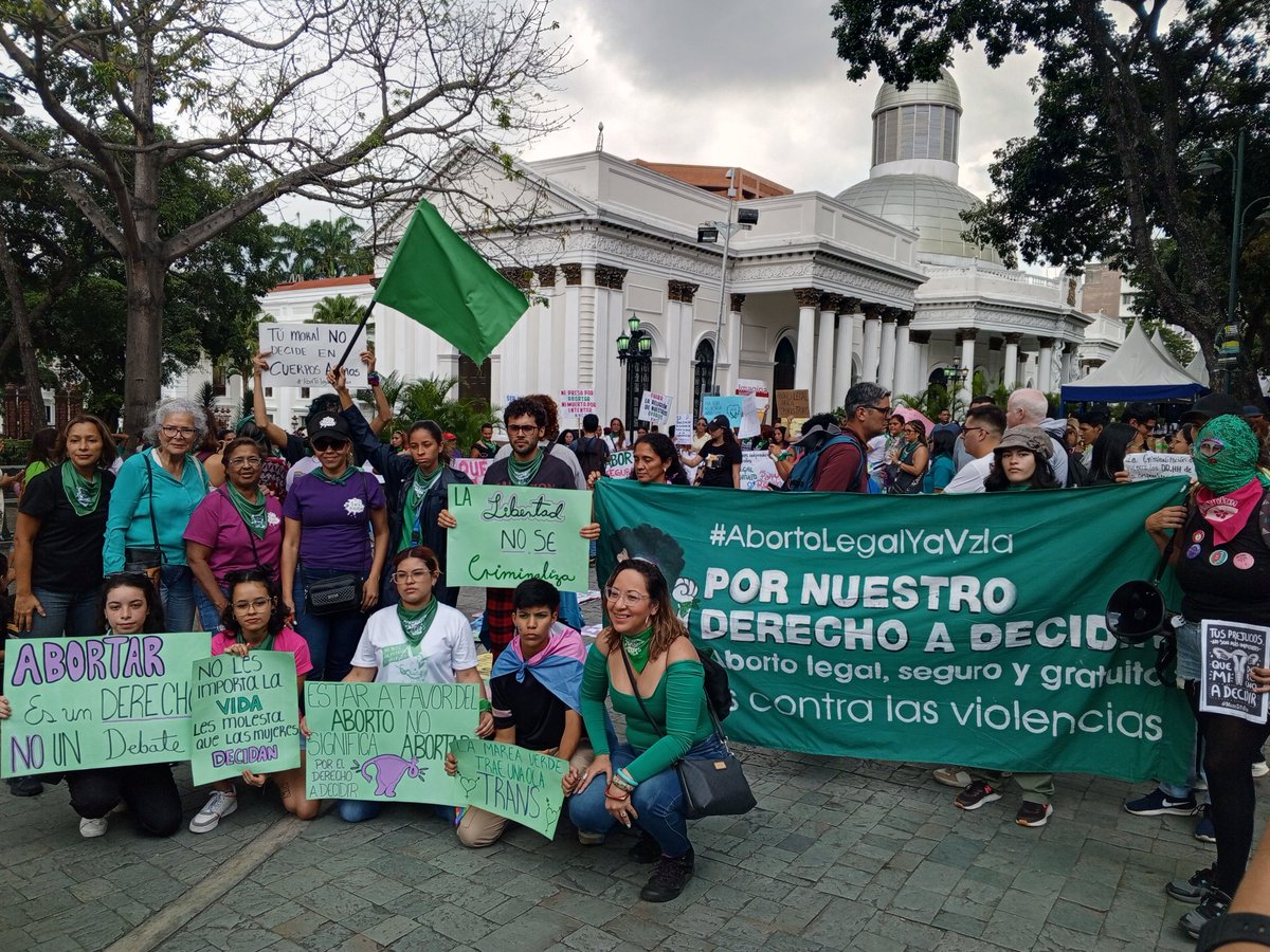 AMBARcontigo's tweet photo. Aborto legal, seguro y acompañado 📣

Organizaciones, activistas y feministas se concentran frente a la Asamblea Nacional, CCS, esquina Plaza Bolívar, exigiendo despenalización del aborto y derechos para las mujeres ✊💚

#AbortoLegalYaVzla https://t.co/lZcyT17nq9