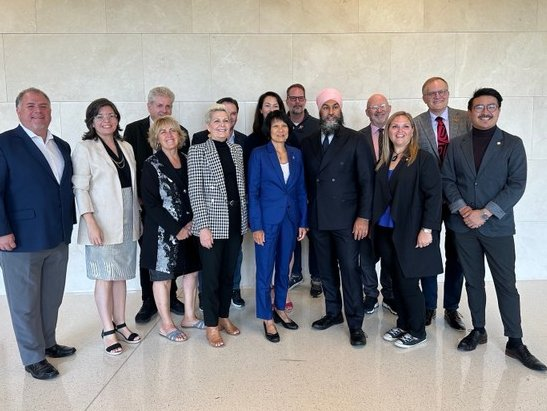 Penalosa_G's tweet photo. Very important visit of Toronto @MayorOliviaChow to Ottawa.
Meetings with the large & powerful Liberal MPs from the Toronto area, the NDPs, national media, and top staff Trudeau gov.
Toronto's success is Canada's success. All parties should support a new deal, a #TO4everyone! https://t.co/KcQTrtvpI5