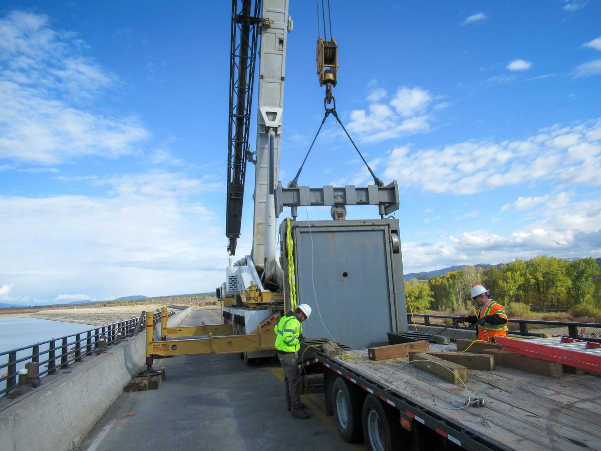 The Bureau of Reclamation is temporarily closing Teton Park Rd across Jackson Lake Dam in Grand Teton on an intermittent basis Oct 11-13 to perform crane work on the dam. Closures will occur Wed-Fri between 9am & 4pm for up to 2 hrs for each closure. Info: go.nps.gov/1tt5ag